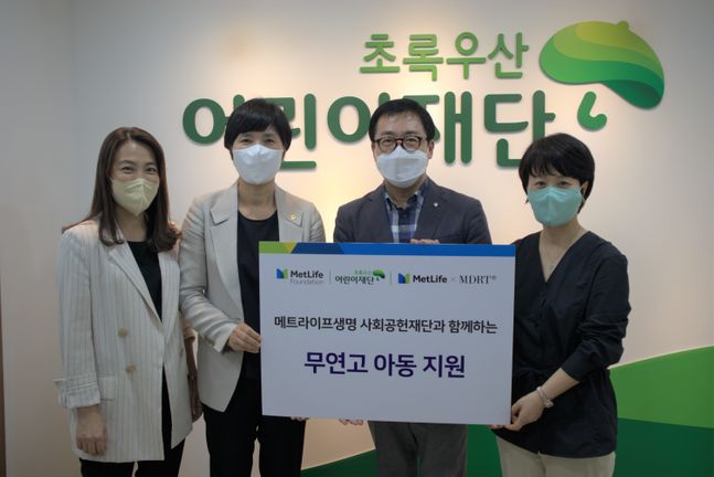 무연고 아동을 위한 나눔 팝업북 전달 이미지