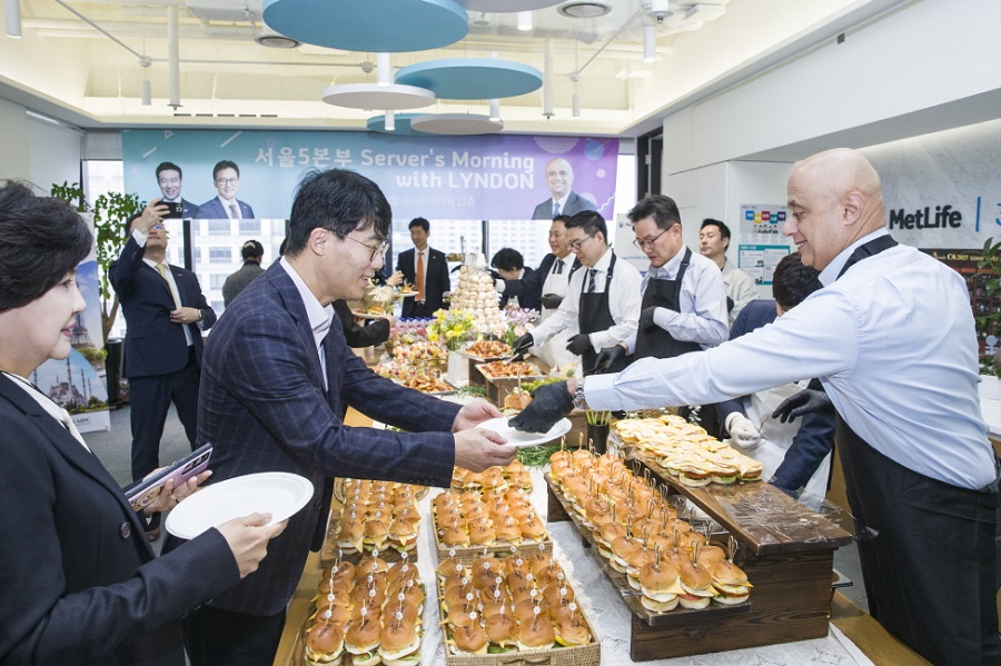 메트라이프 아시아 총괄 사장, ‘CEO 서버스 모닝’ 행사에 서버로 참석…영업현장 방문해 설계사 격려